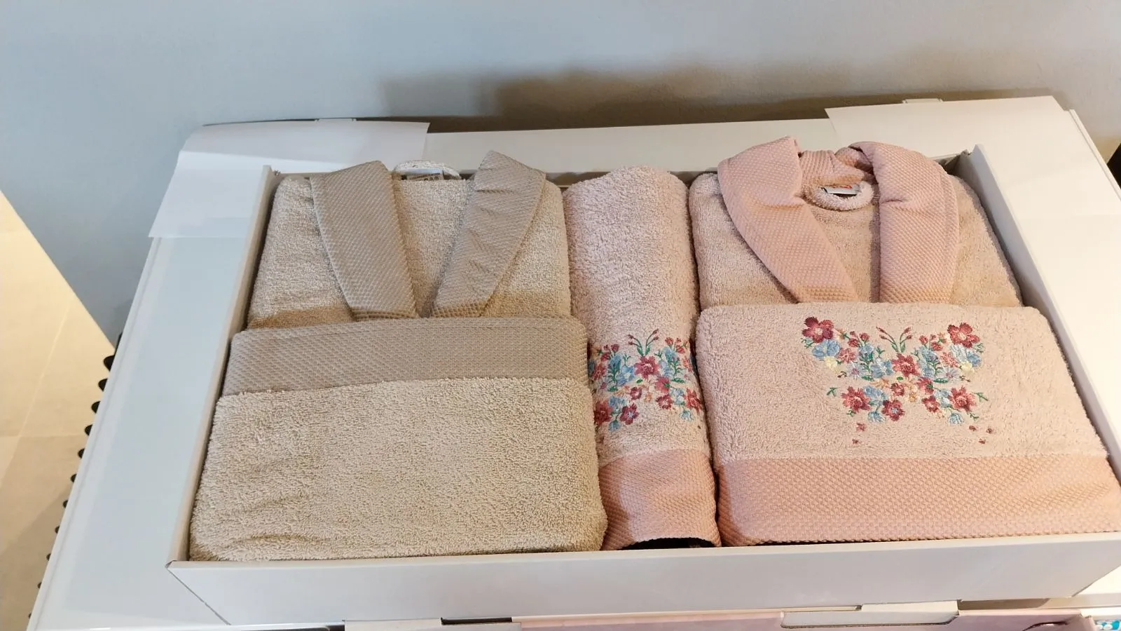 71318363 Tac Tiffany porodični set bademantila boja kamena  | Tellux - Vaš put do savršenog doma